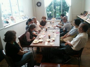 可児とうのう病院認知症カフェ談笑の様子